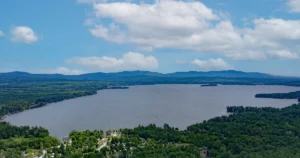Vue aérienne de Lac-Brome dans les Cantons-de-l’Est avec le lac, les montagnes et les paysages naturels