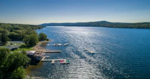 Vue aérienne du lac Massawippi en Estrie avec quais, propriétés riveraines et paysages naturels