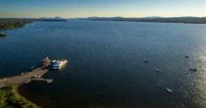 Vue aérienne du lac Memphrémagog en Estrie avec quai, bateaux et paysages des Cantons-de-l’Est