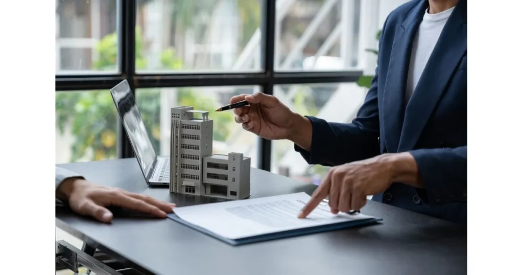 Professionnel expliquant les lois sur les condos et documents de copropriété au Québec