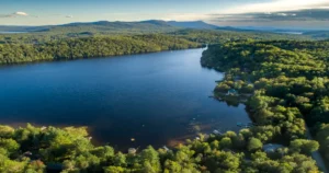 Vue aérienne du Lac Simoneau montrant les propriétés riveraines, le lac, les montagnes et le paysage naturel environnant
